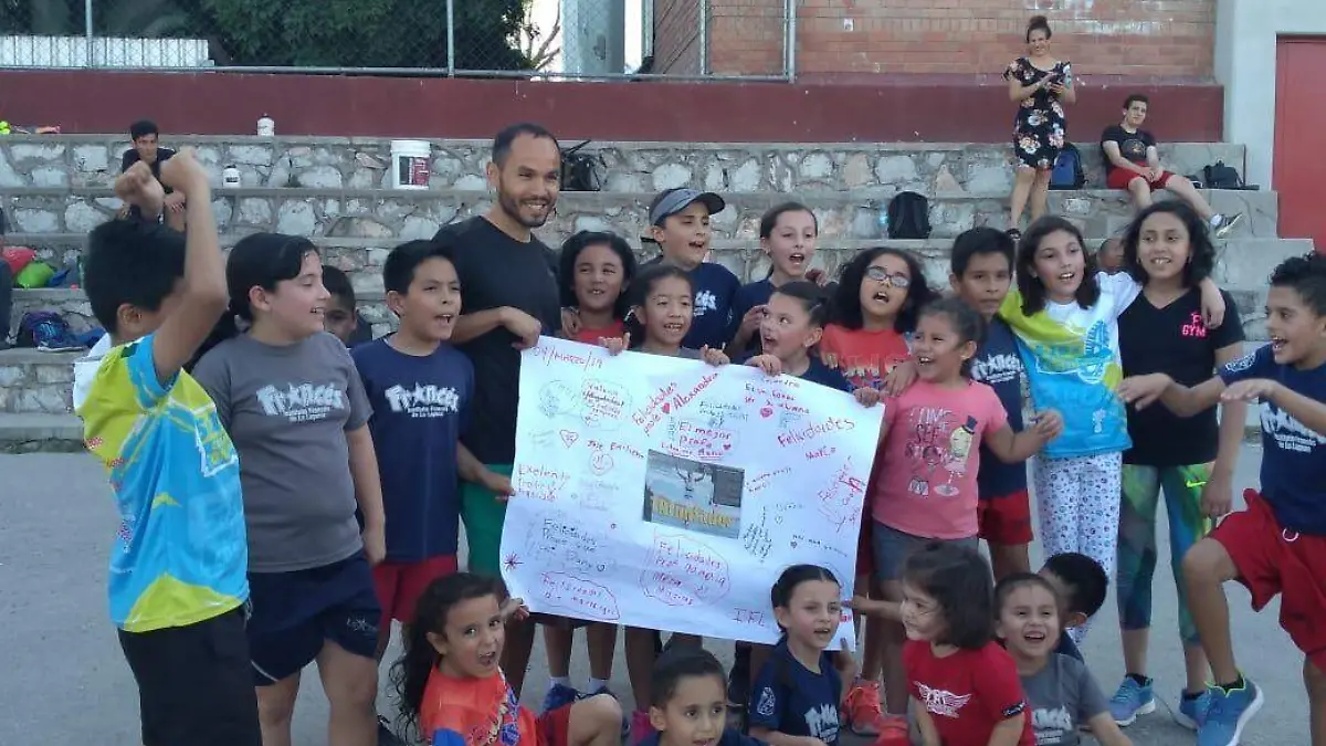 07 Alumnos del tricampeón del Maratón Lala le hacen fiesta sorpresa2